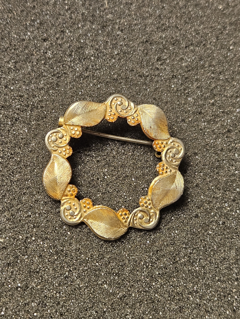 VNT Gold Tone Textured Leaf Wreath Brooch Pin Scroll Design Retro MCM Jewelry